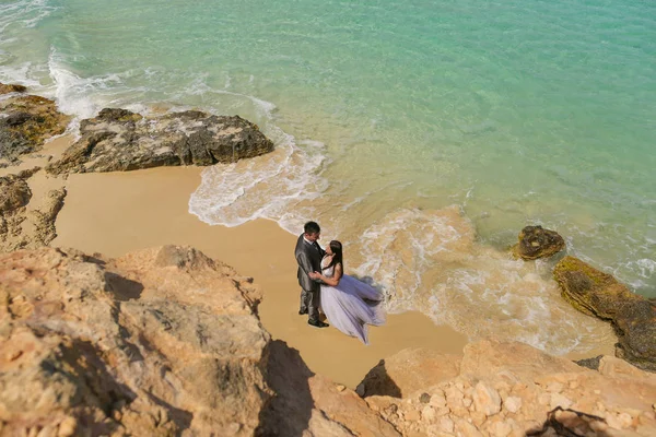 Bräutigam und Braut am Meer — Stockfoto