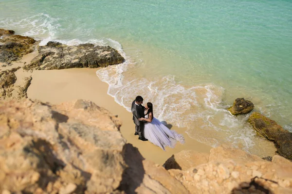 Vőlegény és a menyasszony a tenger közelében — Stock Fotó