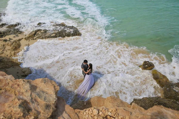 Γαμπρός και νύφη κοντά στη θάλασσα Εικόνα Αρχείου