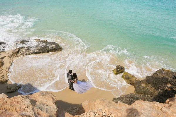Γαμπρός και νύφη κοντά στη θάλασσα Εικόνα Αρχείου