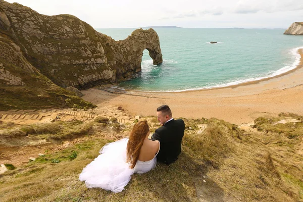 Novio y novia en la costa —  Fotos de Stock