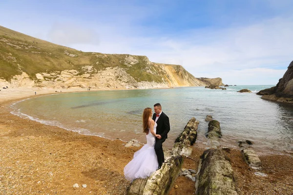 Novio y novia en la costa —  Fotos de Stock