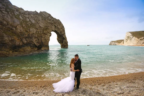 Novio y novia cerca del mar —  Fotos de Stock