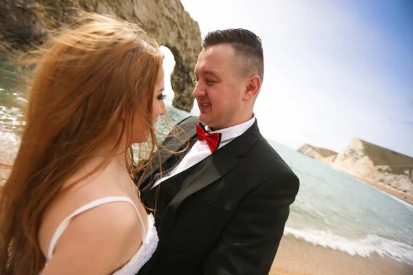 Наречений і наречена біля моря — стокове фото