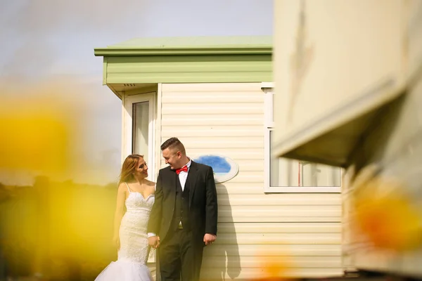 Наречена і наречена позують біля білих будинків — стокове фото