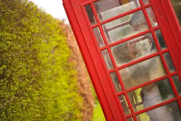Novio y novia cerca de una cabina telefónica en Londres —  Fotos de Stock