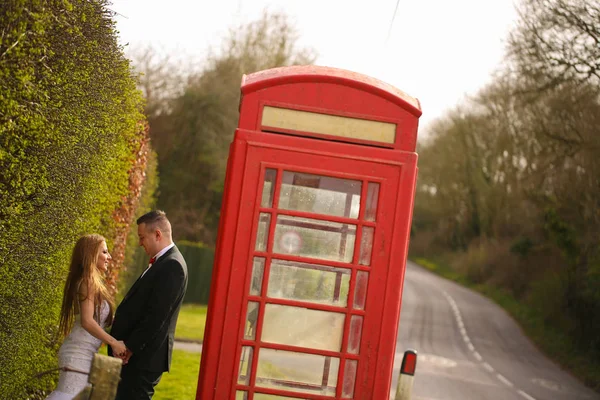 Novio y novia cerca de una cabina telefónica en Londres —  Fotos de Stock