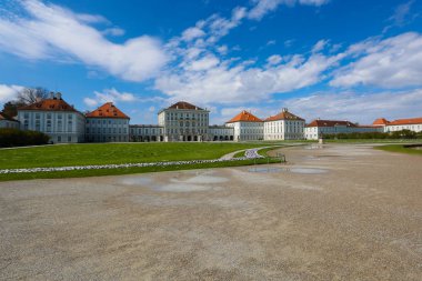 Panoramik birkaç bina ve bulutlu bir gökyüzü