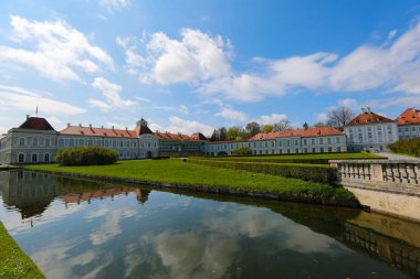 Bulutlu gökyüzü ve su yansımalar yapı