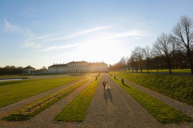 Damat ve gelin bir saray bahçeleri