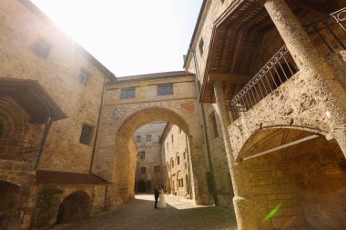 Damat ve gelin bir kale avlusunda