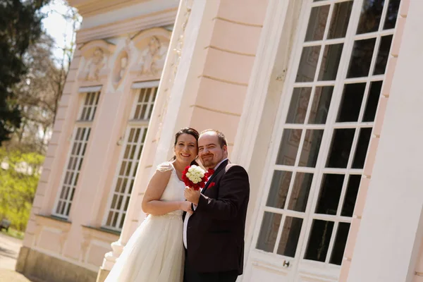 Bride and groom outdoor on their wedding day — Stock Photo, Image