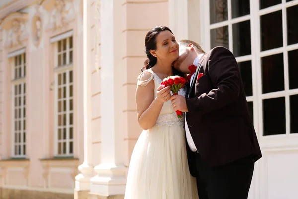 Bride and groom outdoor on their wedding day — Stock Photo, Image