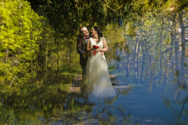 Bruid en bruidegom in de natuur — Stockfoto