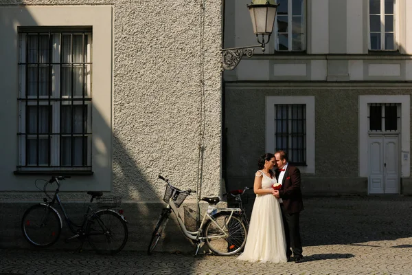 Bride and groom outdoor on their wedding day — Stock Photo, Image