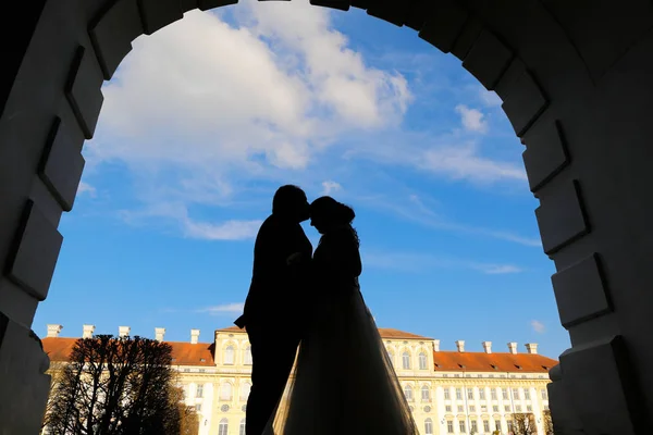 Bruidegom en bruid silhouet kussen — Stockfoto