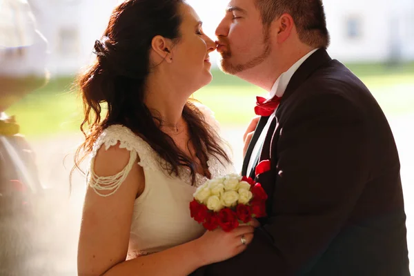 Портрет жениха и невесты, целующихся — стоковое фото