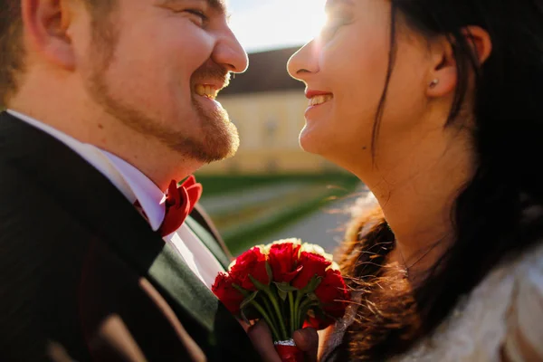 Retrato de un novio y una novia riendo —  Fotos de Stock