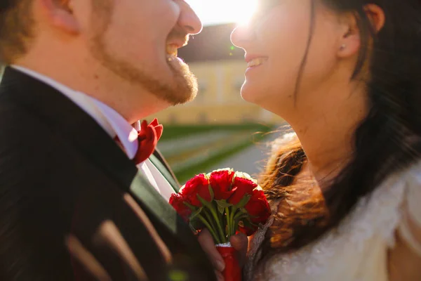 Ritratto di sposo e sposa che ride — Foto Stock