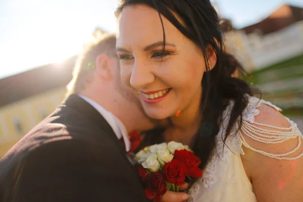 Retrato de un novio y una novia besándose —  Fotos de Stock