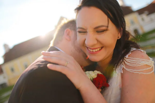 Ritratto di sposo e sposa che si baciano — Foto Stock