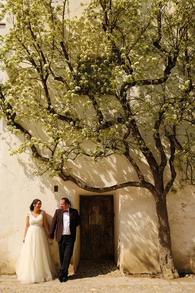 Groom and bride outdoor on a spring day — Stock Photo, Image