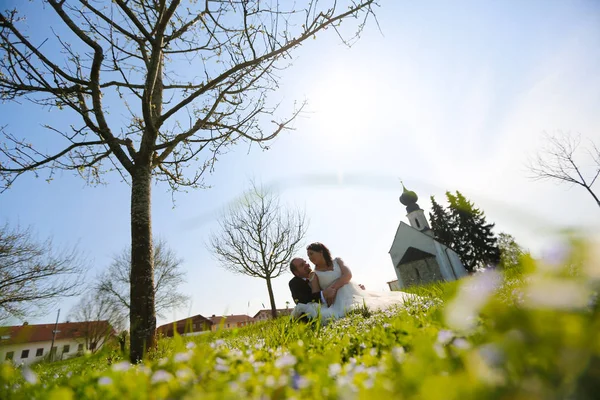 Bruid en bruidegom in de velden — Stockfoto