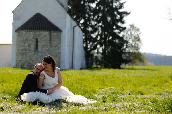 Groom and bride in the fields — Stock Photo, Image