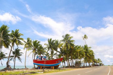 ahşap tekne denize yakın