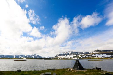Bir dağ ve göl kış görünümü