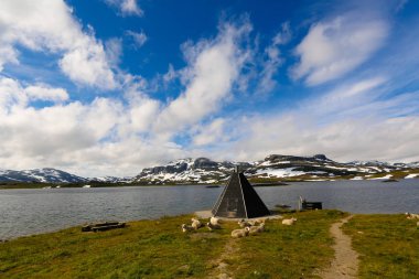 Bir dağ ve göl kış görünümü