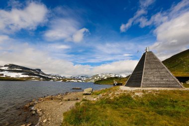 Bir dağ ve göl kış görünümü