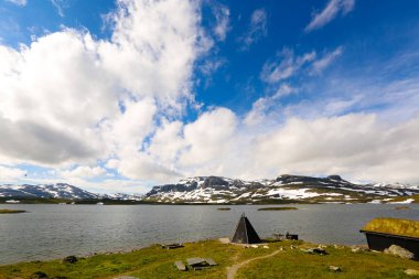 Bir dağ ve göl kış görünümü