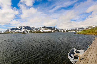 Bir dağ ve göl kış görünümü