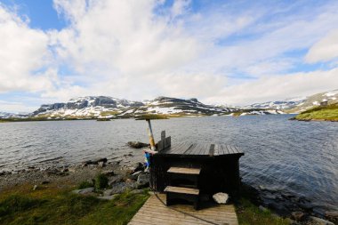 Bir dağ ve göl kış görünümü