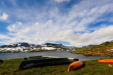 Bir dağ ve göl kış görünümü