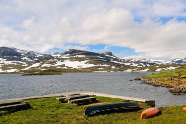 Bir dağ ve göl kış görünümü