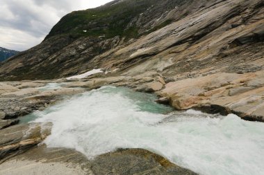 Norveç'te bir şelale manzarası