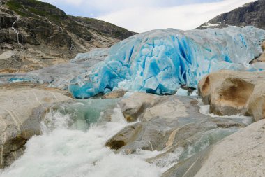 Norveç'te bir buzulun görünümü
