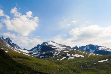 Bir dağ ve göl kış görünümü