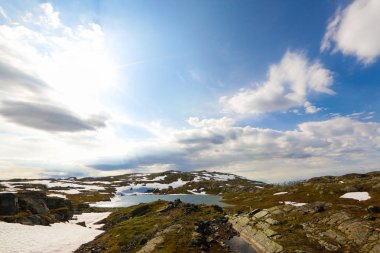 Bir dağ ve göl kış görünümü