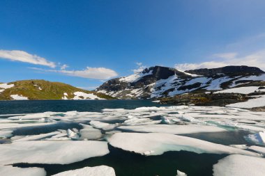 Bir dağ ve göl kış görünümü