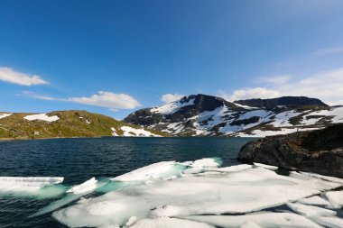 Bir dağ ve göl kış görünümü