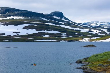 Bir dağ ve göl kış görünümü