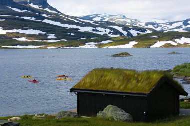 Bir dağ ve göl kış görünümü