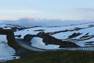 Kışın dağlarda yol