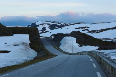 Kışın dağlarda yol
