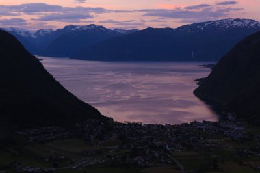 Panoramik deniz, dağ ve bir köy