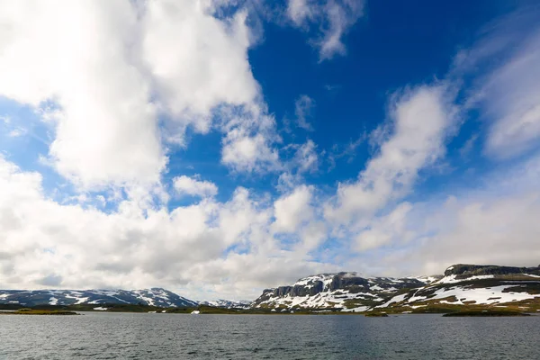 Pohled na hory a jezera v zimě — Stock fotografie