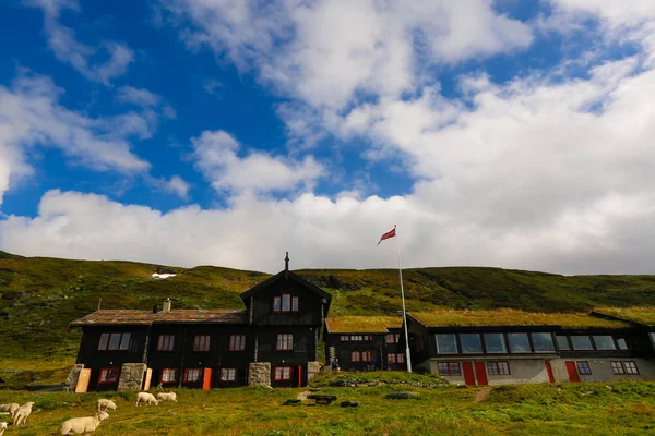 Vista de casas rústicas y un cielo nublado — Foto de Stock